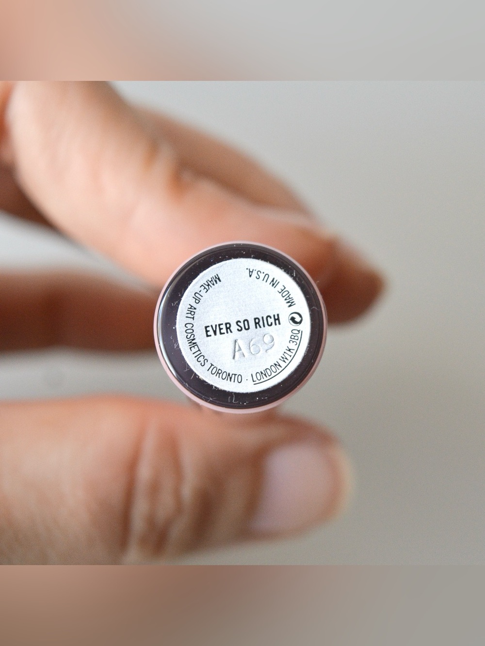 MAC Cosmetics Cremesheen Lipgloss *EVER SO RICH* Pale Pink Limited Edition BNIB - Picture 6 of 6